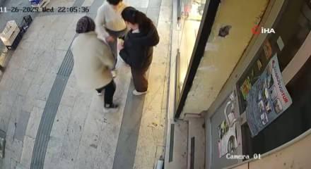 Gözü dönmüş adam eşini öldürmek üzere saldırdı! Esnaf kadını kurtardı