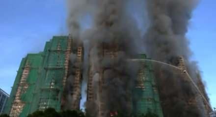 Hong Kong'daki gökdelenler alevlere teslim oldu