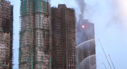 Hong Kong'ta yanan binanın son hali! 94 kişiye mezar oldu