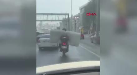 İstanbul trafiğinde tehlikeli anlar! Motosikletle taşınan yatak herkesi korkuttu