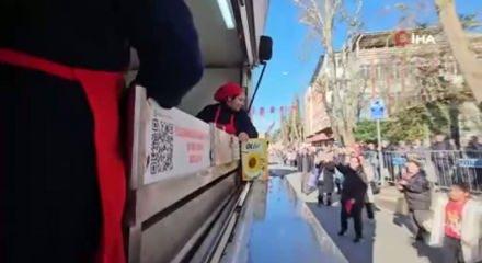 Kurtuluş gününde 'yağ' için birbirlerini ezdiler