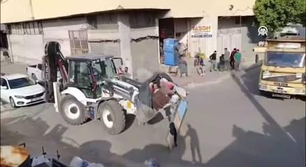 Mersin'de evden 10 kamyon çöp çıkarıldı