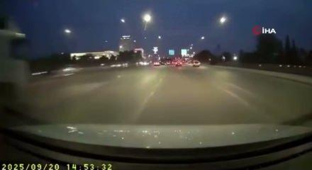 Otomobiliyle makas atarken kaza yaptı: Araç kamerasına yansıdı