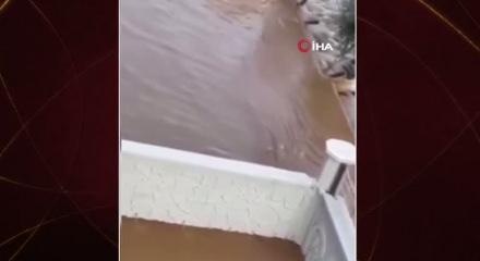 Patlayan su borusu siteyi yuttu!