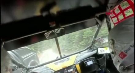 Ralli aracı, yarış alanına giren sivil kamyonetle çarpıştı; o anlar kamerada