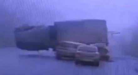 Rus askeri kamyonu 4 aracı ezdi