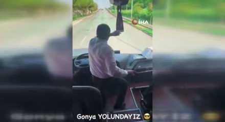 Taraftarları deplasmana götüren şoför araç seyir halindeyken ayağa kalkıp oynadı