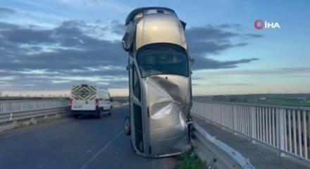 Tekirdağ'da ilginç kaza: Bariyere çarpan araç dik durdu