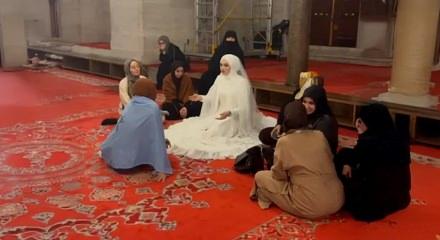 Moldovalı Elena nikah günü gelinliğiyle camiye gitti, turiste İslam'ı anlattı