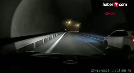 TEM’de tehlikeli anlar: Yanındaki çocukla birlikte yolun ortasında durdu