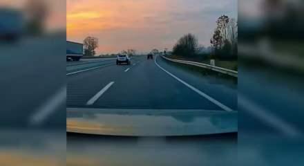 Seyir halindeki araca yorgun mermi isabet etti: Dehşet anları kamerada!