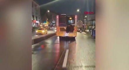 Üsküdar’da otobüsün arkasında tehlikeli yolculuk kamerada