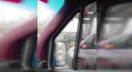 Trafikte yol verme tartışmasında sinirlerine hakim olamayan sürücü minibüsün camını yumrukladı