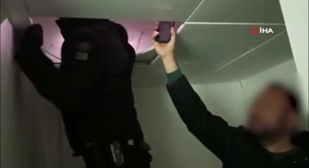 Polisi bile şaşırtan düzenek: Gözetlemek için monitör kurmuş