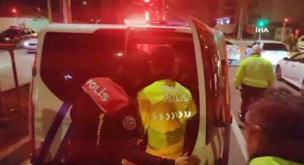 Aksaray'da alkollü sürücü önce makam aracına çarptı, sonra kaçmaya kalkıştı