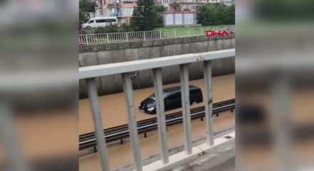 Alanya'da sağanak sonrası alt geçitte mahsur kalan 8 kişi kurtarıldı