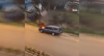 Alev alev yanan aracını kovayla su döküp söndürdü