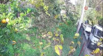 Çekiciye yüklenirken geri viteste unutulan araç rampadan uçtu: 2 yaralı