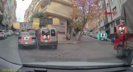 Dikkatsiz sürücü ağacı devirdi