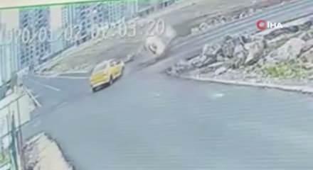 Diyarbakır'da iki ticari taksinin çarpıştığı kaza anı güvenlik kamerasına yansıdı