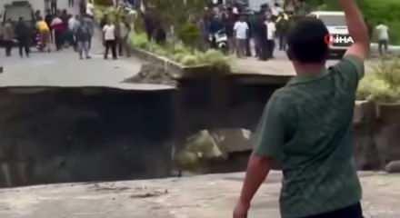 Endonezya’da korkunç anlar! 4 şeritli yol paramparça oldu