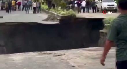 Endonezya’da korkunç anlar! 4 şeritli yol paramparça oldu