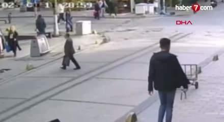 Fatih'te yolun karşısına geçen çocuğa motosiklet çarpıp kaçtı!