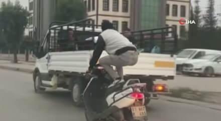 Motosikletli maganda hem kendi canını hem sürücülerin canını hiçe saydı