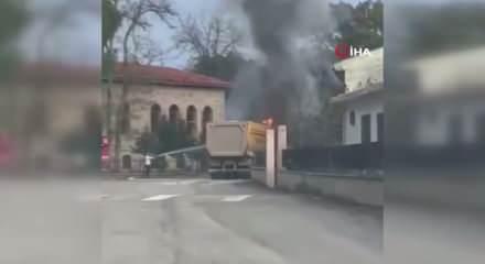 Hareket halindeki hafriyat kamyonu alev topuna döndü!
