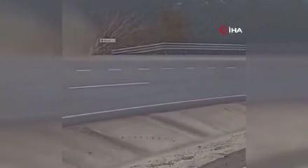 İşçileri taşıyan minibüs şarapole uçtu