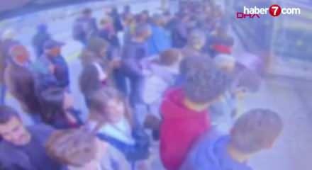 İstanbul'da kahreden kaza! 14 yaşındaki kız metrobüsün altında kaldı!  