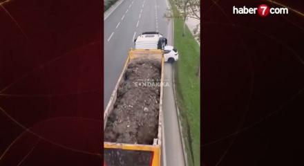  İzmir'de dehşet anları! Hafriyat kamyonu otomobili önüne alıp metrelerce sürükledi