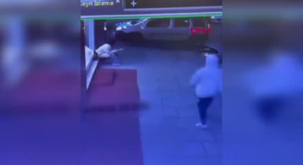 Kapkaçcı sert kayaya çarptı! Cesura kadının hareketi kamerada