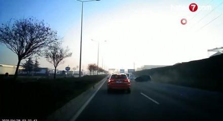 Makasa giren atan magandanın sebep olduğu kaza kamerada!