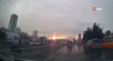 Maltepe’de havalimanı personelini taşıyan servis minibüsü devrildi