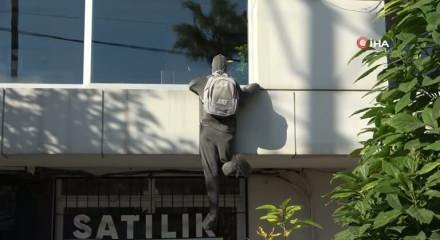 Mersin'de binadaki mankeni görenle taşa sarılıyor! 