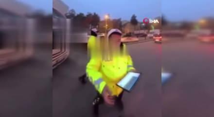 Muş'ta üşüyen kuryeye eldivenini veren polis gönülleri ısıttı