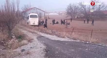 Öğrenci servis aracı ile kamyonet çarpıştı, 14 kişi yaralandı