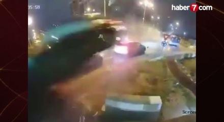 Romanya'da film gibi bir kaza: Sürücü kavşaktan tam anlamıyla uçarak geçti