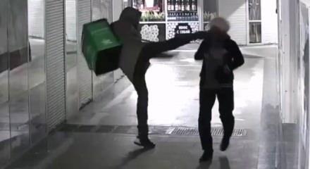 Rusya'da kan donduran anlar! Kurye, yaşlı kadının yüzüne böyle tekme attı