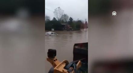 Sarıyer'de yolun çökmesi sonucu pikap ile kamyonet dereye düştü