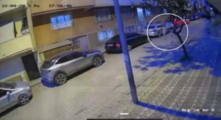  Sultangazi’de bir çocuk park halindeki araçlara tek tek zarar verdi