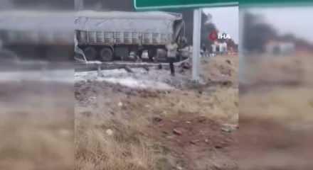 TAG Otoyolu'nda çarpışan 3 tır yandı