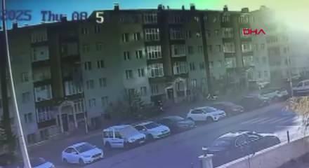 Tamir ettiği bacayı kontrol ederken çatıdan düşüp öldü; o anlar kamerada