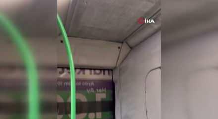 Tavandan su damlatan otobüste vatandaş yolculuk yaparken şemsiye açtı