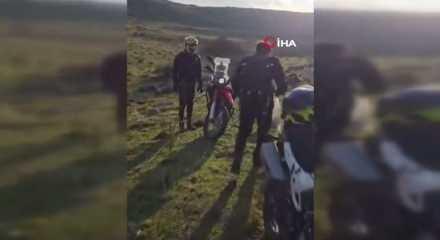 Tek başına buldukları yeni doğmuş kuzuyu 3 kilometre ötedeki annesi ile kavuşturdular