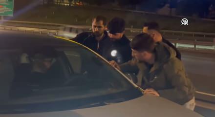  TEM Otoyolu'nda uyuyakalan sürücüye ulaşmak için aracın camını baltayla kırdılar
