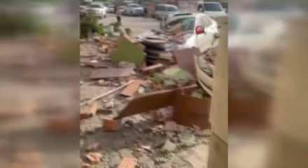 Fırtınanın etkisiyle yıkılan duvar 3 otomobile ve 1 motosiklet zarar verdi