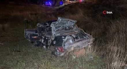 Uşak'ta otomobil şarampole devrildi: 2 ölü, 1 yaralı