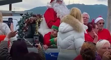 CHP'li Fethiye Belediyesi'nden zabıta aracıyla Noel kutlaması